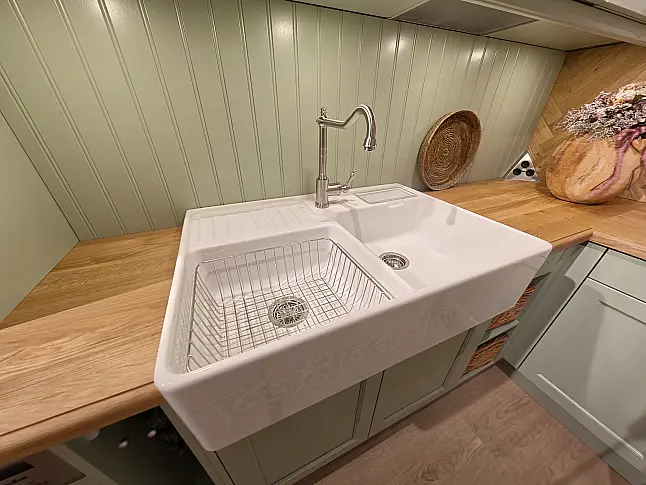 Romantische Landhausküche Bristol in Pastellgrün mit Massivholz-Asteiche, Spülstein &amp; Miele
