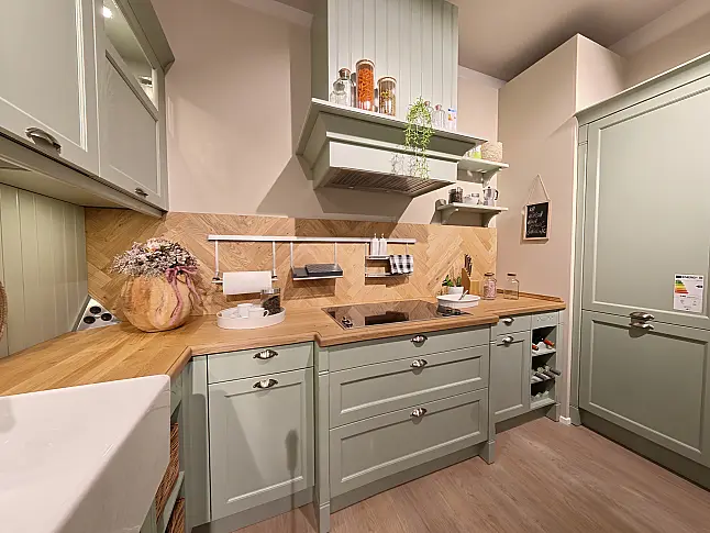 Romantische Landhausküche Bristol in Pastellgrün mit Massivholz-Asteiche, Spülstein &amp; Miele