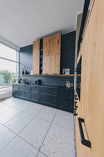 Spannende Küche mit toller Kombination aus edlem Schwarz und warmer Holz-Optik