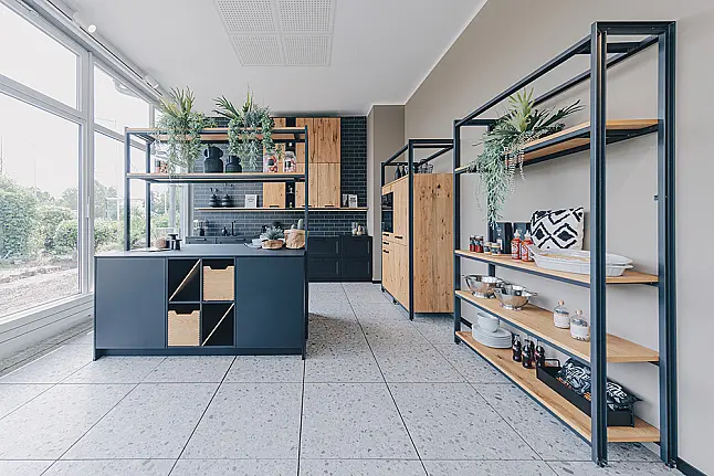 Spannende Küche mit toller Kombination aus edlem Schwarz und warmer Holz-Optik