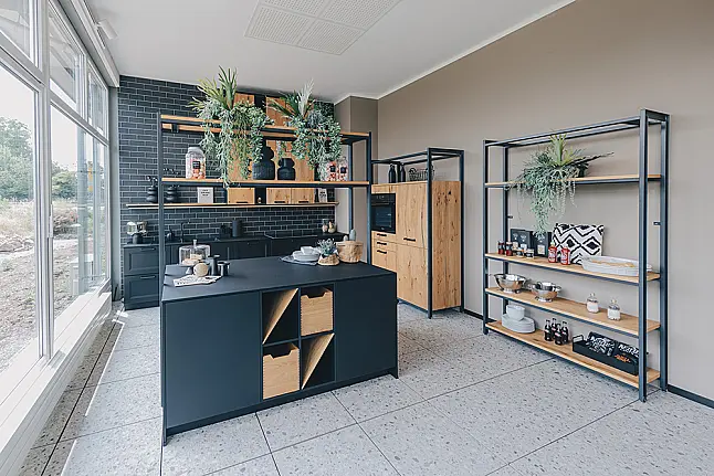 Spannende Küche mit toller Kombination aus edlem Schwarz und warmer Holz-Optik