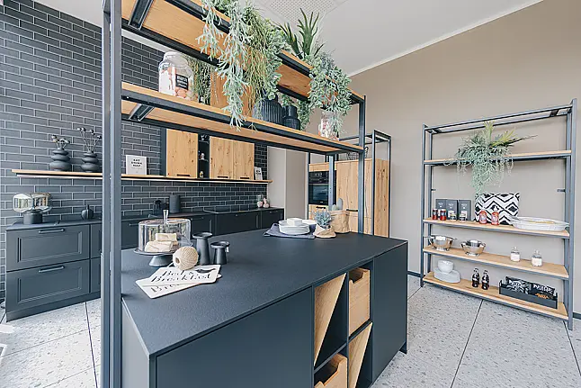 Spannende Küche mit toller Kombination aus edlem Schwarz und warmer Holz-Optik