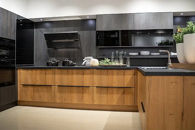 Häcker systemat Küche Alteiche natur &amp; Stahl Schwarz mit Theke – Miele-Ausstattung, 75 cm Kühl-Gefrierkombi, elektrischer Rollladenschrank | Ausstellungsküche