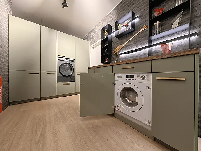 nobilia Hauswirtschaftsraum Olive matt mit Garderobe, Wäschetrockner, Quooker &amp; Durchgangstür