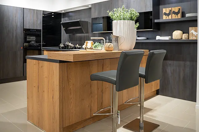 Häcker systemat Küche Alteiche natur &amp; Stahl Schwarz mit Theke – Miele-Ausstattung, 75 cm Kühl-Gefrierkombi, elektrischer Rollladenschrank | Ausstellungsküche