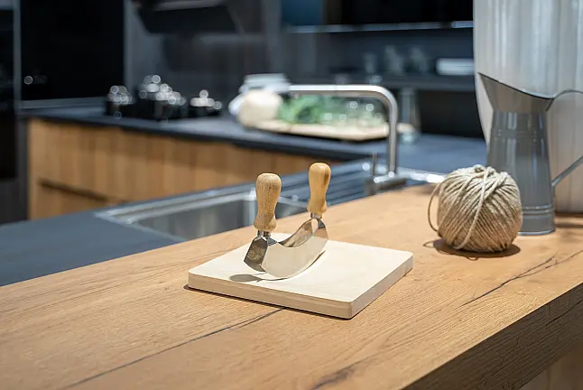 Häcker systemat Küche Alteiche natur &amp; Stahl Schwarz mit Theke – Miele-Ausstattung, 75 cm Kühl-Gefrierkombi, elektrischer Rollladenschrank | Ausstellungsküche