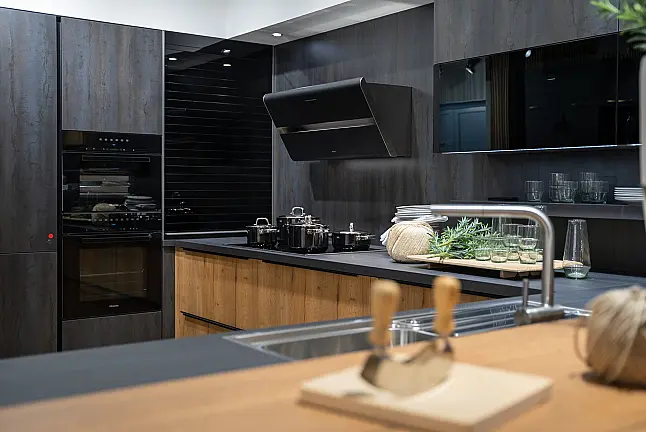 Häcker systemat Küche Alteiche natur &amp; Stahl Schwarz mit Theke – Miele-Ausstattung, 75 cm Kühl-Gefrierkombi, elektrischer Rollladenschrank | Ausstellungsküche