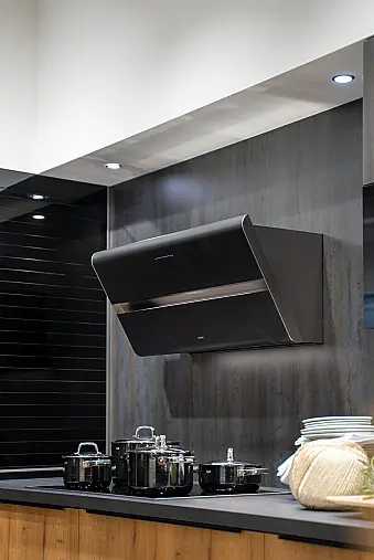 Häcker systemat Küche Alteiche natur &amp; Stahl Schwarz mit Theke – Miele-Ausstattung, 75 cm Kühl-Gefrierkombi, elektrischer Rollladenschrank | Ausstellungsküche