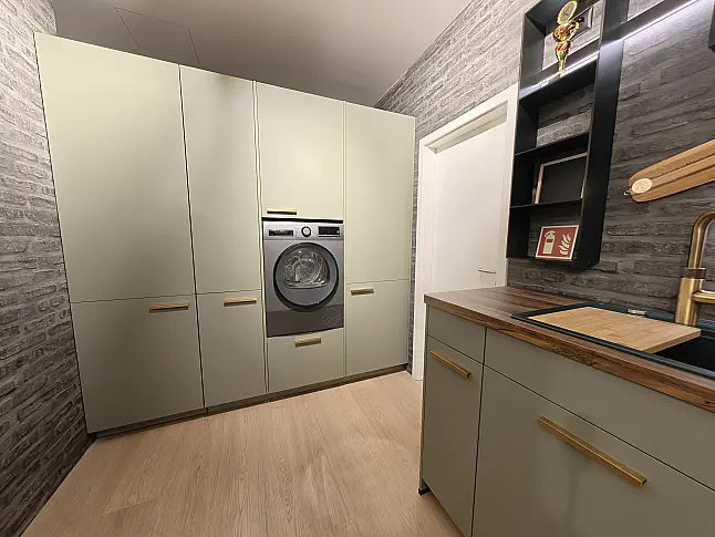 nobilia Hauswirtschaftsraum Olive matt mit Garderobe, Wäschetrockner, Quooker &amp; Durchgangstür