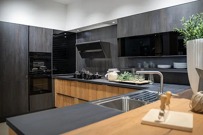 Häcker systemat Küche Alteiche natur &amp; Stahl Schwarz mit Theke – Miele-Ausstattung, 75 cm Kühl-Gefrierkombi, elektrischer Rollladenschrank | Ausstellungsküche