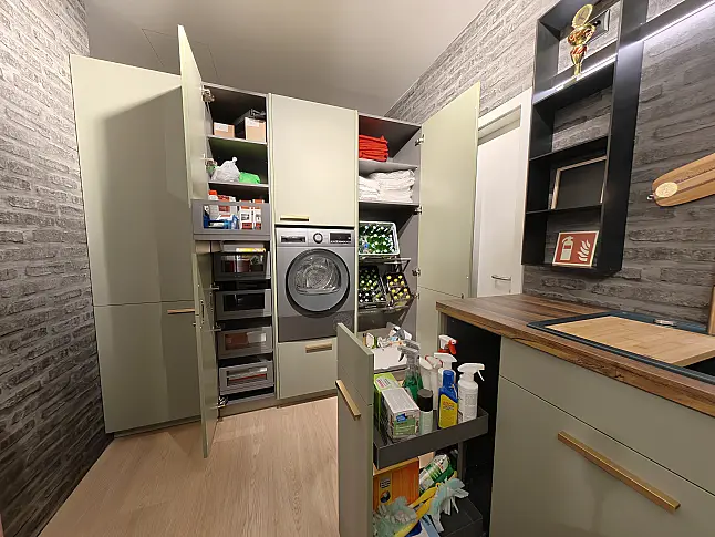 nobilia Hauswirtschaftsraum Olive matt mit Garderobe, Wäschetrockner, Quooker &amp; Durchgangstür
