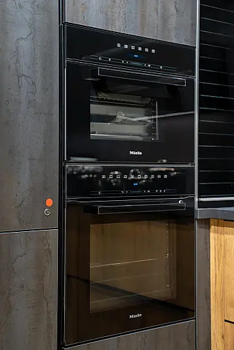 Häcker systemat Küche Alteiche natur &amp; Stahl Schwarz mit Theke – Miele-Ausstattung, 75 cm Kühl-Gefrierkombi, elektrischer Rollladenschrank | Ausstellungsküche