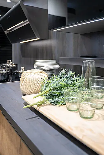 Häcker systemat Küche Alteiche natur &amp; Stahl Schwarz mit Theke – Miele-Ausstattung, 75 cm Kühl-Gefrierkombi, elektrischer Rollladenschrank | Ausstellungsküche