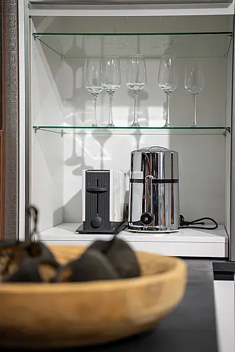 Häcker concept130 grifflose Küche in Kristallweiß – L-Form mit Riffelglas-Vitrinen, Miele &amp; AEG Induktion | Ausstellungsküche