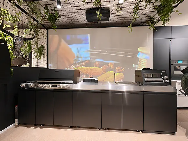 Miele Dreams Outdoorküche mit Gasgrill Fire Pro, 900 °C Oberhitzegrill, Spüle &amp; Kühlschrank