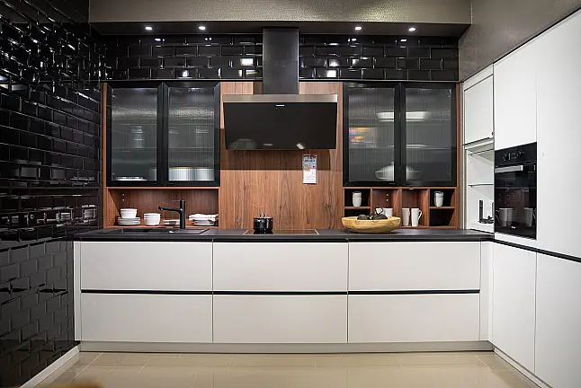 Häcker concept130 grifflose Küche in Kristallweiß – L-Form mit Riffelglas-Vitrinen, Miele &amp; AEG Induktion | Ausstellungsküche
