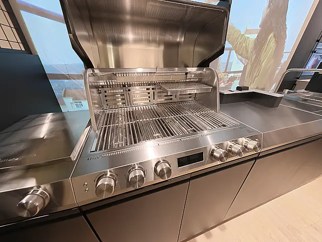Miele Dreams Outdoorküche mit Gasgrill Fire Pro, 900 °C Oberhitzegrill, Spüle &amp; Kühlschrank