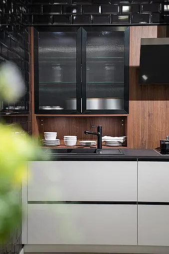 Häcker concept130 grifflose Küche in Kristallweiß – L-Form mit Riffelglas-Vitrinen, Miele &amp; AEG Induktion | Ausstellungsküche