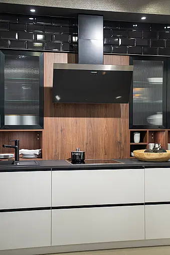 Häcker concept130 grifflose Küche in Kristallweiß – L-Form mit Riffelglas-Vitrinen, Miele &amp; AEG Induktion | Ausstellungsküche