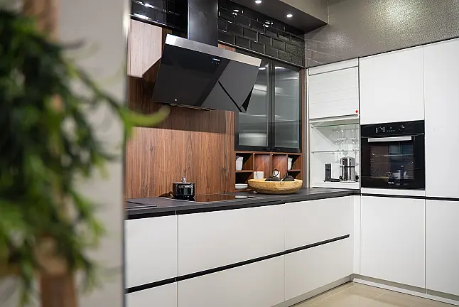 Häcker concept130 grifflose Küche in Kristallweiß – L-Form mit Riffelglas-Vitrinen, Miele &amp; AEG Induktion | Ausstellungsküche