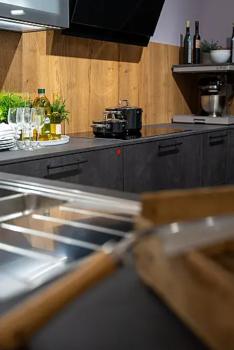 Häcker concept130 Küche Comet in Graphit-Spachtelbeton – U-Form mit Halbinsel, Alteiche-Akzente &amp; Bosch-Geräte | Ausstellungsküche