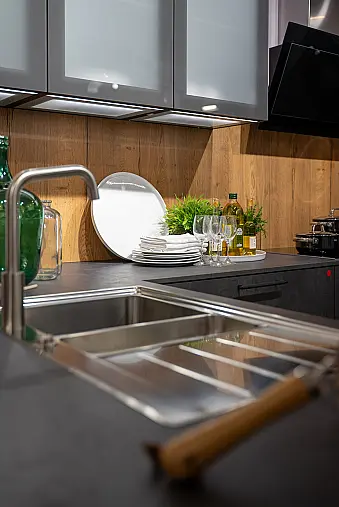 Häcker concept130 Küche Comet in Graphit-Spachtelbeton – U-Form mit Halbinsel, Alteiche-Akzente &amp; Bosch-Geräte | Ausstellungsküche