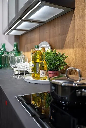 Häcker concept130 Küche Comet in Graphit-Spachtelbeton – U-Form mit Halbinsel, Alteiche-Akzente &amp; Bosch-Geräte | Ausstellungsküche