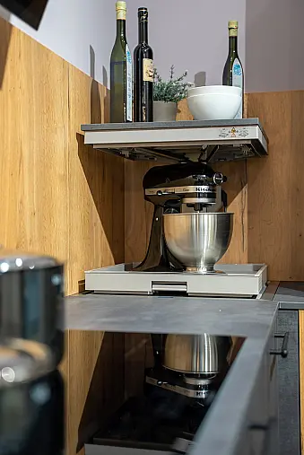 Häcker concept130 Küche Comet in Graphit-Spachtelbeton – U-Form mit Halbinsel, Alteiche-Akzente &amp; Bosch-Geräte | Ausstellungsküche