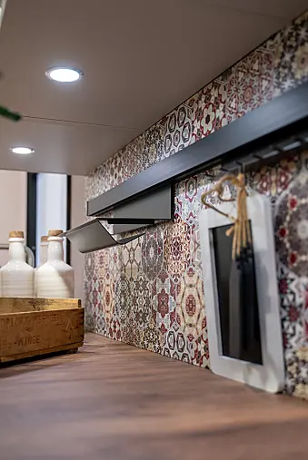 Häcker concept130 Landhausküche Ravenna in satin mit Kochhalbinsel – Glasschränke mit Sprossen, AEG &amp; Miele | Ausstellungsküche