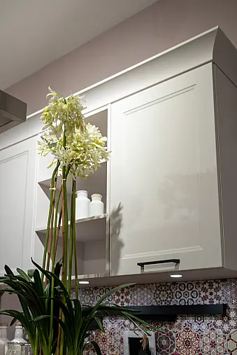 Häcker concept130 Landhausküche Ravenna in satin mit Kochhalbinsel – Glasschränke mit Sprossen, AEG &amp; Miele | Ausstellungsküche