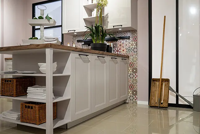 Häcker concept130 Landhausküche Ravenna in satin mit Kochhalbinsel – Glasschränke mit Sprossen, AEG &amp; Miele | Ausstellungsküche