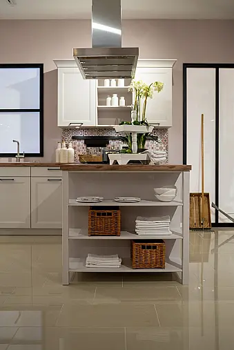 Häcker concept130 Landhausküche Ravenna in satin mit Kochhalbinsel – Glasschränke mit Sprossen, AEG &amp; Miele | Ausstellungsküche