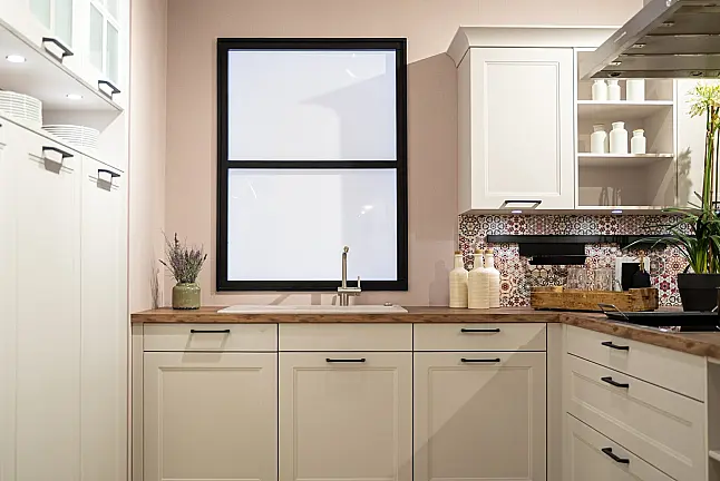 Häcker concept130 Landhausküche Ravenna in satin mit Kochhalbinsel – Glasschränke mit Sprossen, AEG &amp; Miele | Ausstellungsküche