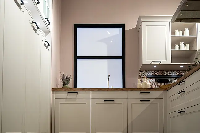 Häcker concept130 Landhausküche Ravenna in satin mit Kochhalbinsel – Glasschränke mit Sprossen, AEG &amp; Miele | Ausstellungsküche