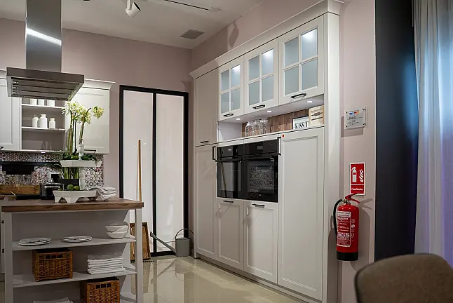 Häcker concept130 Landhausküche Ravenna in satin mit Kochhalbinsel – Glasschränke mit Sprossen, AEG &amp; Miele | Ausstellungsküche