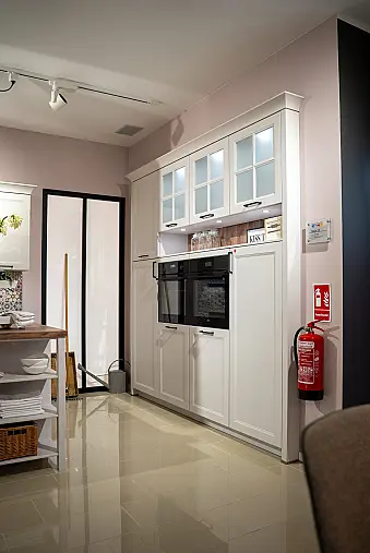 Häcker concept130 Landhausküche Ravenna in satin mit Kochhalbinsel – Glasschränke mit Sprossen, AEG &amp; Miele | Ausstellungsküche