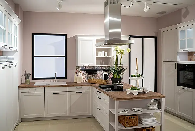 Häcker concept130 Landhausküche Ravenna in satin mit Kochhalbinsel – Glasschränke mit Sprossen, AEG &amp; Miele | Ausstellungsküche