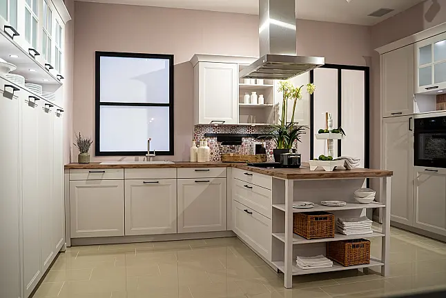Häcker concept130 Landhausküche Ravenna in satin mit Kochhalbinsel – Glasschränke mit Sprossen, AEG &amp; Miele | Ausstellungsküche