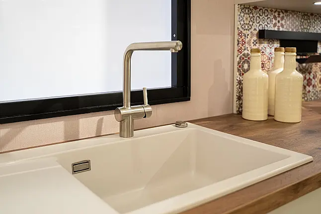 Häcker concept130 Landhausküche Ravenna in satin mit Kochhalbinsel – Glasschränke mit Sprossen, AEG &amp; Miele | Ausstellungsküche