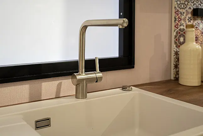 Häcker concept130 Landhausküche Ravenna in satin mit Kochhalbinsel – Glasschränke mit Sprossen, AEG &amp; Miele | Ausstellungsküche