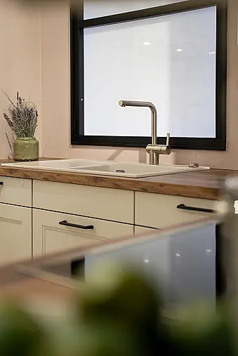 Häcker concept130 Landhausküche Ravenna in satin mit Kochhalbinsel – Glasschränke mit Sprossen, AEG &amp; Miele | Ausstellungsküche