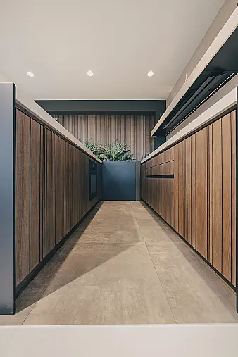 Tolle 2-zeilige Küchen in warmer Holz-Grau-Kombination