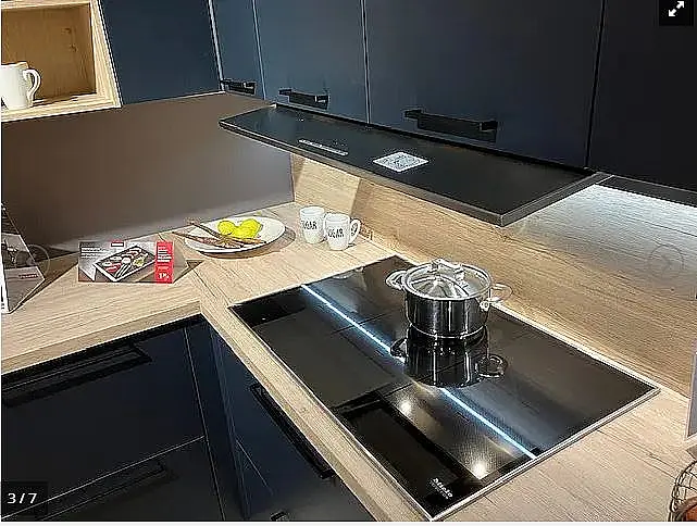 hochwertige Küche von Häcker in Mattlack Samtblau , Abs. Eiche hell mit Eßtischlöung