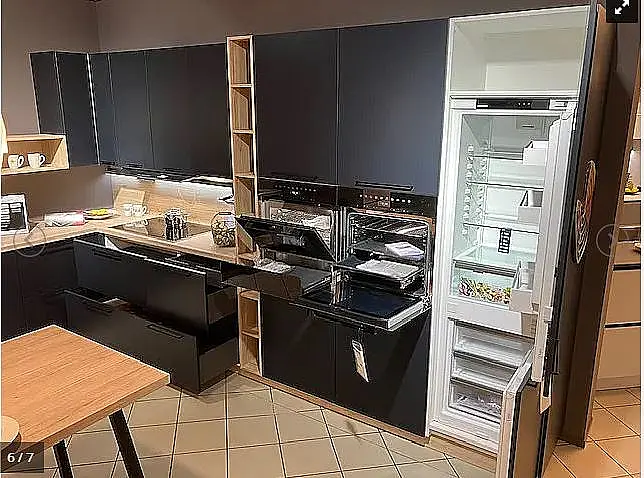 hochwertige Küche von Häcker in Mattlack Samtblau , Abs. Eiche hell mit Eßtischlöung