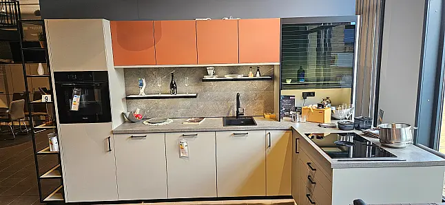 zeitlos moderne Schüllerküche mit Bora und Miele-Geräten