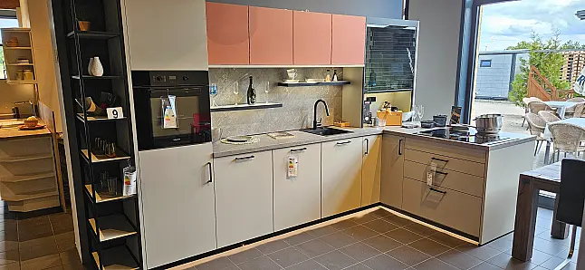 zeitlos moderne Schüllerküche mit Bora und Miele-Geräten