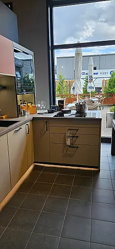 zeitlos moderne Schüllerküche mit Bora und Miele-Geräten