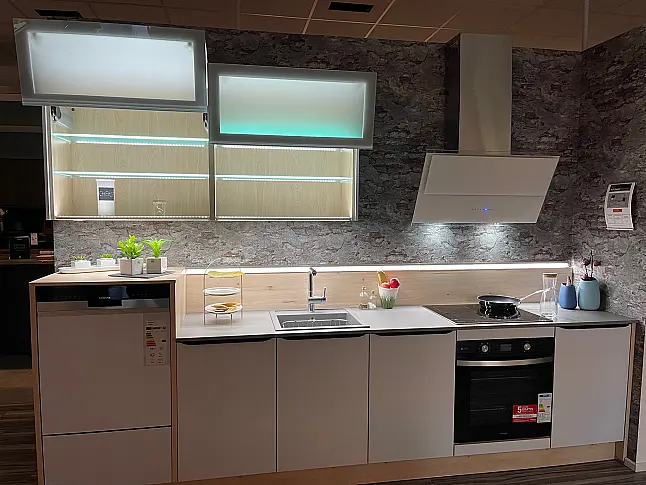 Charmante kleine Küche mit LED-Leuchtböden / H
