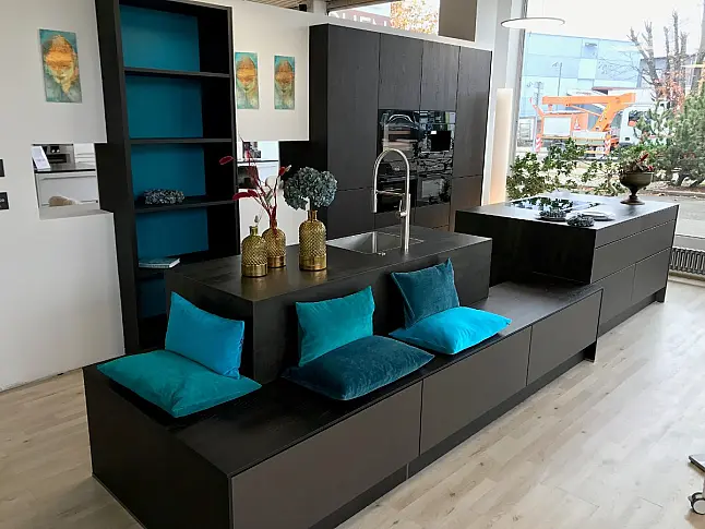 Extravagante Wohnküche mit exklusiven Materialien