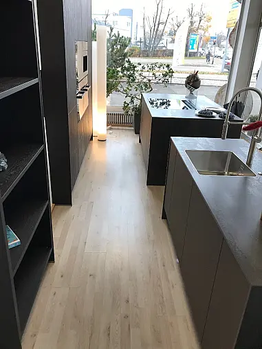 Extravagante Wohnküche mit exklusiven Materialien